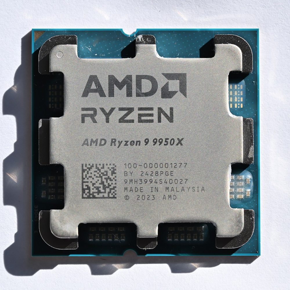 Настольный AMD Ryzen 9 9950X — на такой работе он быстрее серверных. Фото: 4300streetcar, Wikimedia Commons, CC BY 4.0